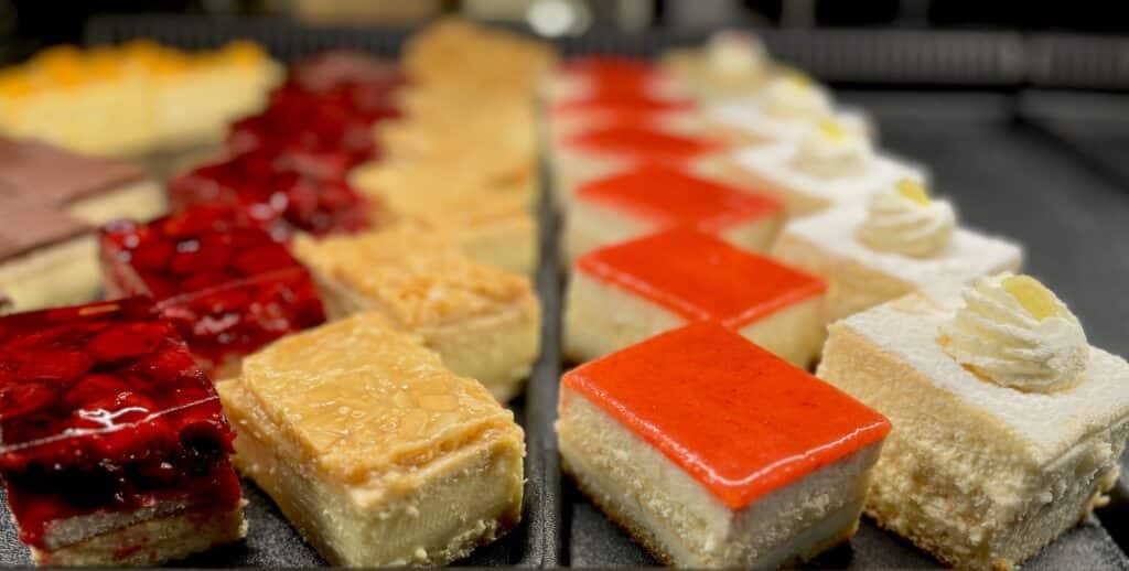 Verschiedene Kuchensorten aufgereiht.