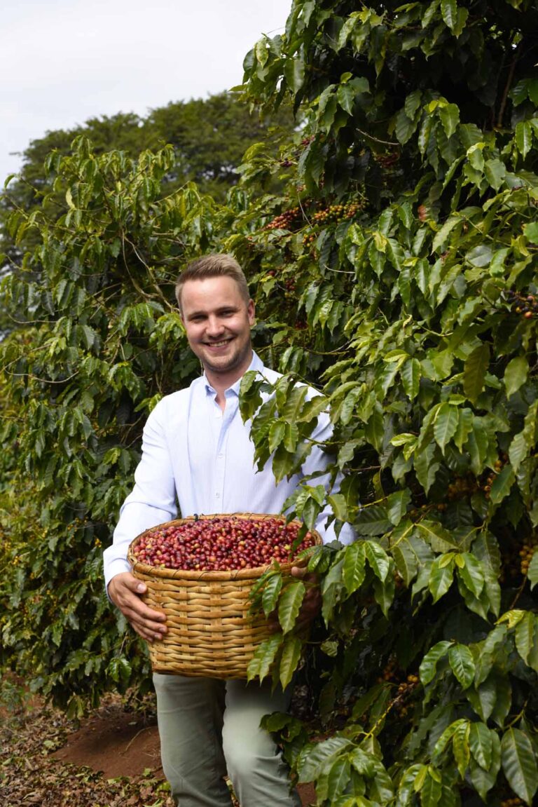 Nils Leifert auf einer Kaffee Plantage.