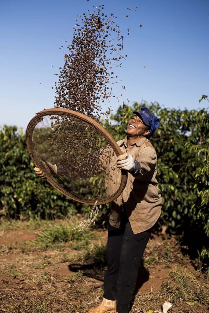 Eine brasilianische Mitarbeiterin auf der Kaffee-Plantage.
