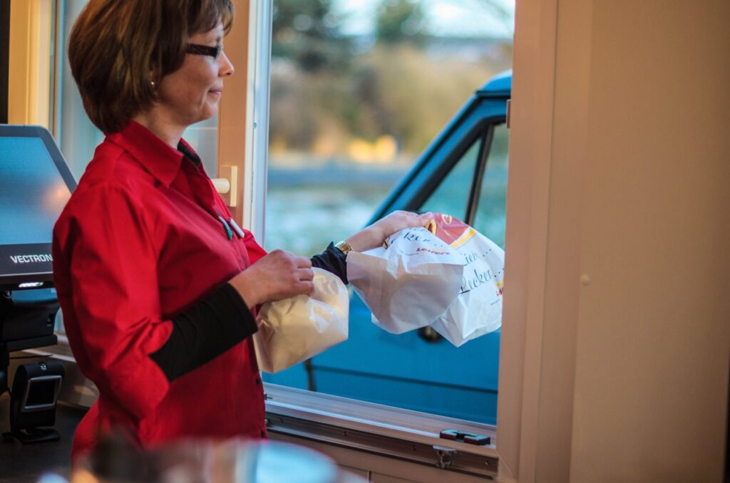 Eine Mitarbeiterin im Drive-In