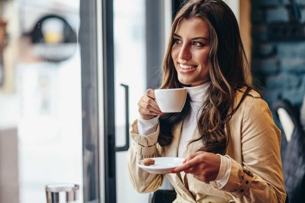 Eine Frau trinkt Kaffee.